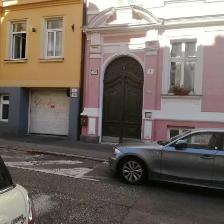 Basement Close To Train Station דירה *