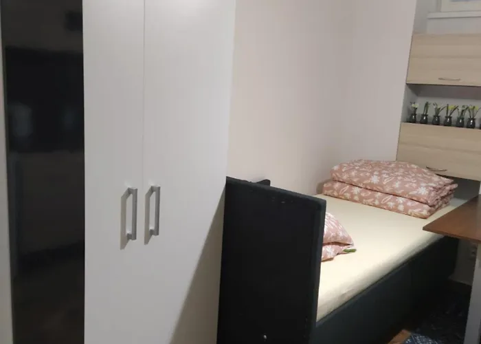 Basement Close To Train Station Appartement *