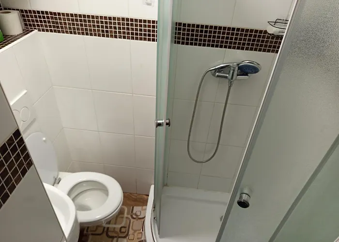 Basement Close To Train Station Appartement *