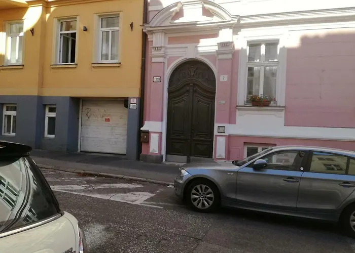 Basement Close To Train Station Апартаменты *