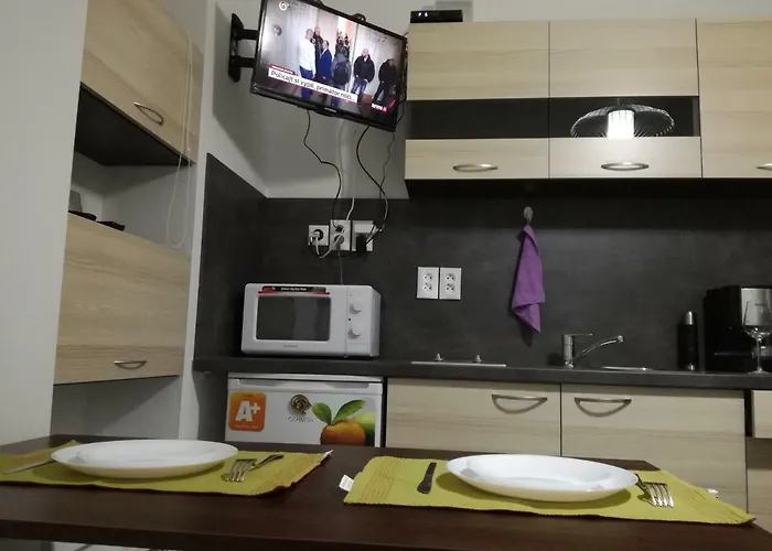 Basement Close To Train Station Апартаменты *