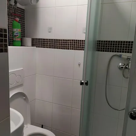 Apartment Basement Close To Train Station *