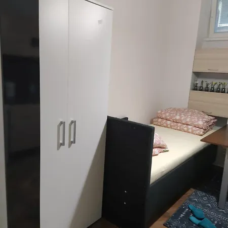 Basement Close To Train Station شقة *