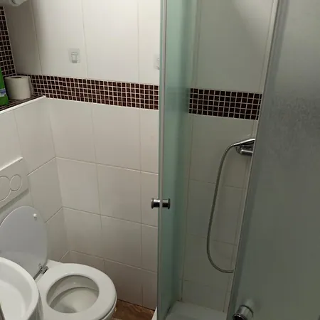 شقة Basement Close To Train Station