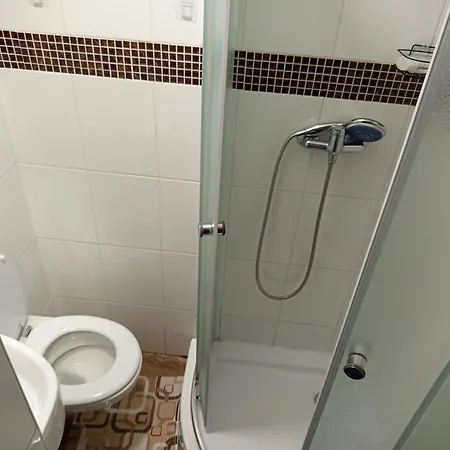 Basement Close To Train Station شقة *